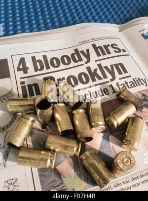 Haufen von Brass Bullet Muscheln auf Zeitung, NYC Stockfoto