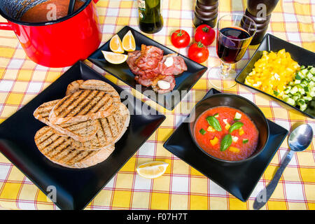 Typische spanische kalte Suppe Gazpacho von Tomaten und anderes Gemüse Stockfoto