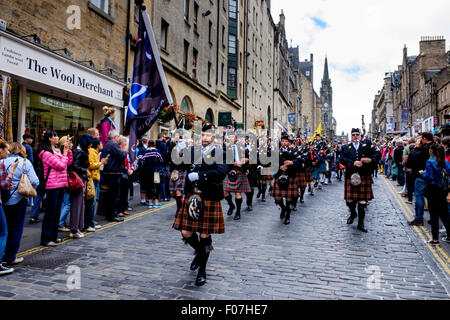 Pipefest 2015 - Massed Pipe Bands März auf der Royal Mile in Edinburgh während des Festivals 2015 Stockfoto