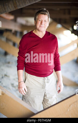 Malibu, Kalifornien, USA. 21. November 2007. Ryan O'Neal, ein amerikanischer Fernseh- und Filmschauspieler, fotografierte in seinem Strandhaus in Malibu ein Jahr nach dem Tod seiner langjährigen Begleiterin, Schauspielerin Farrah Fawcett (starb 2009 an Krebs). Foto: Diana Mrazikova/Zuma Press © Diana Mrazikova/ZUMA Wire/ZUMAPRESS.com/Alamy Live News Stockfoto