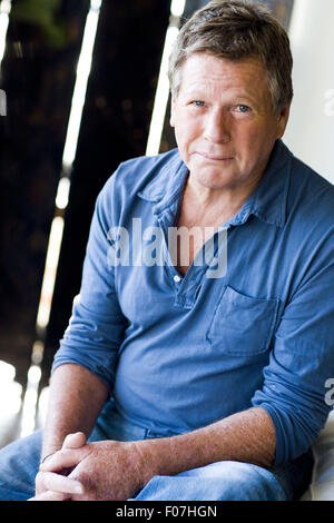 Malibu, Kalifornien, USA. 21. November 2007. Ryan O'Neal, ein amerikanischer Fernseh- und Filmschauspieler, fotografierte in seinem Strandhaus in Malibu ein Jahr nach dem Tod seiner langjährigen Begleiterin, Schauspielerin Farrah Fawcett (starb 2009 an Krebs). Foto: Diana Mrazikova/Zuma Press © Diana Mrazikova/ZUMA Wire/ZUMAPRESS.com/Alamy Live News Stockfoto