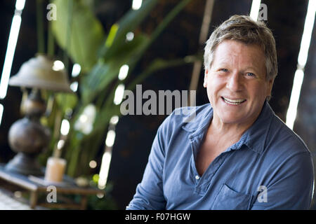 Malibu, Kalifornien, USA. 21. November 2007. Ryan O'Neal, ein amerikanischer Fernseh- und Filmschauspieler, fotografierte in seinem Strandhaus in Malibu ein Jahr nach dem Tod seiner langjährigen Begleiterin, Schauspielerin Farrah Fawcett (starb 2009 an Krebs). Foto: Diana Mrazikova/Zuma Press © Diana Mrazikova/ZUMA Wire/ZUMAPRESS.com/Alamy Live News Stockfoto
