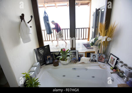 Malibu, Kalifornien, USA. 21. November 2007. Ryan O'Neal, ein amerikanischer Fernseh- und Filmschauspieler, fotografierte in seinem Strandhaus in Malibu ein Jahr nach dem Tod seiner langjährigen Begleiterin, Schauspielerin Farrah Fawcett (starb 2009 an Krebs). O'Neal trainierte als Amateurboxer, bevor er seine Karriere im Jahr 1960 begann. Foto: Diana Mrazikova/Zuma Press © Diana Mrazikova/ZUMA Wire/ZUMAPRESS.com/Alamy Live News Stockfoto
