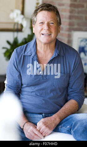 Malibu, Kalifornien, USA. 21. November 2007. Ryan O'Neal, ein amerikanischer Fernseh- und Filmschauspieler, fotografierte in seinem Strandhaus in Malibu ein Jahr nach dem Tod seiner langjährigen Begleiterin, Schauspielerin Farrah Fawcett (starb 2009 an Krebs). Foto: Diana Mrazikova/Zuma Press © Diana Mrazikova/ZUMA Wire/ZUMAPRESS.com/Alamy Live News Stockfoto