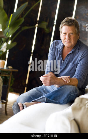 Malibu, Kalifornien, USA. 21. November 2007. Ryan O'Neal, ein amerikanischer Fernseh- und Filmschauspieler, fotografierte in seinem Strandhaus in Malibu ein Jahr nach dem Tod seiner langjährigen Begleiterin, Schauspielerin Farrah Fawcett (starb 2009 an Krebs). Foto: Diana Mrazikova/Zuma Press © Diana Mrazikova/ZUMA Wire/ZUMAPRESS.com/Alamy Live News Stockfoto