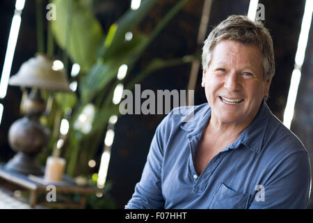 Malibu, Kalifornien, USA. 21. November 2007. Ryan O'Neal, ein amerikanischer Fernseh- und Filmschauspieler, fotografierte in seinem Strandhaus in Malibu ein Jahr nach dem Tod seiner langjährigen Begleiterin, Schauspielerin Farrah Fawcett (starb 2009 an Krebs). Foto: Diana Mrazikova/Zuma Press © Diana Mrazikova/ZUMA Wire/ZUMAPRESS.com/Alamy Live News Stockfoto