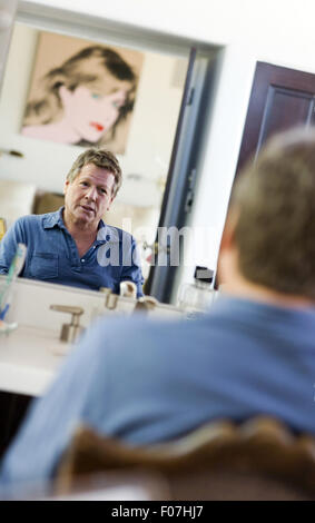 Malibu, Kalifornien, USA. 21. November 2007. Ryan O'Neal, ein amerikanischer Fernseh- und Filmschauspieler, fotografierte in seinem Strandhaus in Malibu ein Jahr nach dem Tod seiner langjährigen Begleiterin, Schauspielerin Farrah Fawcett (starb 2009 an Krebs). 2013 erhält Ryan O'Neal das Sorgerecht für das Farrah Fawcett-Porträt von Andy Warhol aus dem Jahr 1980, das über seinem Bett in seinem Schlafzimmer hängt. (Porträt erhielt verschiedene Wertschätzungen von $800.000 bis $12 Millionen Dollar.)der Star „Charlie's Angels“ hinterließ all ihre Kunstwerke ihrer alma Mater, der University of Texas in Austin; ihr Geschenk beinhaltete eine andere Version von The Warhol Stockfoto