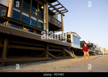 Malibu, Kalifornien, USA. 21. November 2007. Ryan O'Neal, ein amerikanischer Fernseh- und Filmschauspieler, fotografierte vor seinem Strandhaus in Malibu ein Jahr nach dem Tod seiner langjährigen Begleiterin, Schauspielerin Farrah Fawcett (starb 2009 an Krebs). Ryan sagt, dieses Haus ist das erste Luxushotel, das er gekauft hat, als er berühmt wurde. "Es gehört mir, seit ich 30 Jahre alt bin", sagt er. Foto: Diana Mrazikova/Zuma Press © Diana Mrazikova/ZUMA Wire/ZUMAPRESS.com/Alamy Live News Stockfoto