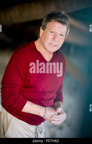 Malibu, Kalifornien, USA. 21. November 2007. Ryan O'Neal, ein amerikanischer Fernseh- und Filmschauspieler, fotografierte in seinem Strandhaus in Malibu ein Jahr nach dem Tod seiner langjährigen Begleiterin, Schauspielerin Farrah Fawcett (starb 2009 an Krebs). Foto: Diana Mrazikova/Zuma Press © Diana Mrazikova/ZUMA Wire/ZUMAPRESS.com/Alamy Live News Stockfoto