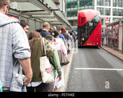 Warteschlangen für einen Bus durch die Londoner u-Bahn u-Bahn schlägt der RMT-Union Stockfoto