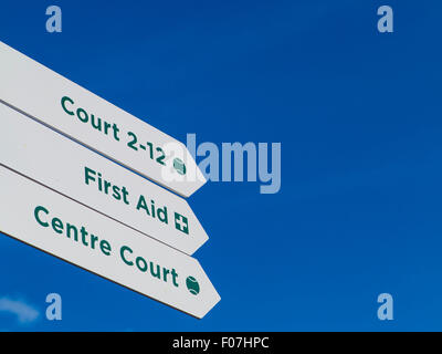 Center Court und Zeichen aus dem All England Tennis Club in Wimbledon, England, Heimat der Wimbledon Tennis championships Stockfoto