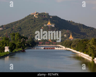 Pagoden auf Mandalay Hügel mit Mandalay Palast Wassergraben unten Stockfoto