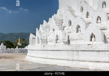 Reihen von Buddhas in Nischen an der Basis des Stupa in Hsinbyume oder Mya Thein Dan-Tempel in Mingun Myanmar. Stockfoto