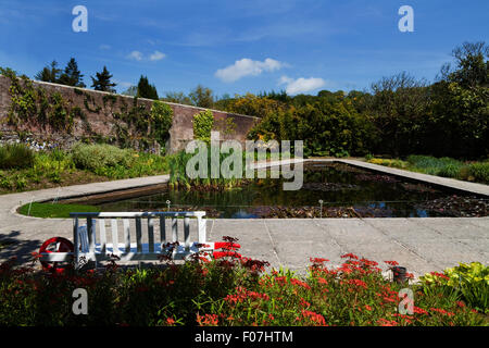 Die Lilie-Pool in den ummauerten Garten, Mount Congreve Gardens, in der Nähe von Kilmeaden, Grafschaft Waterford, Irland Stockfoto