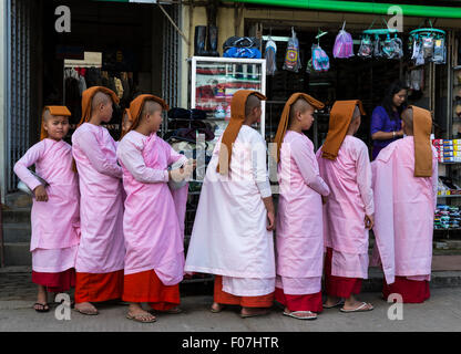 Buddhistische Nonnen suchen Almosen auf dem Markt in Pyin Oo Lwin Hügel der Altstadt in der Nähe von Mandalay in Myanmar Stockfoto