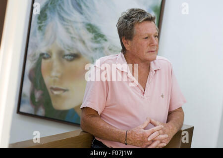 Malibu, Kalifornien, USA. 26. August 2010. Ryan O'Neal, ein US-amerikanischer Film und Fernsehen Schauspieler, fotografiert in seinem Malibu Beach Haus ein Jahr nach dem Tod seiner langjährigen Gefährtin, Schauspielerin Farrah Fawcett (2009 an Krebs gestorben). Im Jahr 2013 gewinnt Ryan O'Neal Sorgerecht für Farrah Fawcett Porträt von Andy Warhol 1980 erstellt, das über seinem Bett in seinem Schlafzimmer (nicht der abgebildete) hängt. (Portrait erhielt verschiedene Wert-Schätzungen von $800.000 bis hin zu $ 12 Millionen.) Die "drei Engel für Charlie'' Star Links ihrer künstlerischen Arbeit zu ihrer Alma Mater, der University of Texas at Austin; Ihr Geschenk enthalten ein anderes Stockfoto