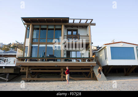 Malibu, Kalifornien, USA. 21. November 2007. Ryan O'Neal, ein amerikanischer Fernseh- und Filmschauspieler, fotografierte vor seinem Strandhaus in Malibu ein Jahr nach dem Tod seiner langjährigen Begleiterin, Schauspielerin Farrah Fawcett (starb 2009 an Krebs). Ryan sagt, dieses Haus ist das erste Luxushotel, das er gekauft hat, als er berühmt wurde. "Es gehört mir, seit ich 30 Jahre alt bin", sagt er. Foto: Diana Mrazikova/Zuma Press © Diana Mrazikova/ZUMA Wire/ZUMAPRESS.com/Alamy Live News Stockfoto