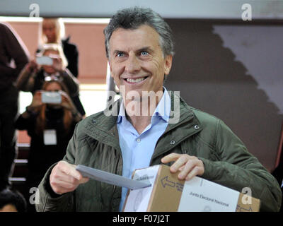 Buenos Aires, Argentinien. 9. August 2015. Muricio Macri, Pre-Präsidentschaftskandidat der Republikaner Vorschlag (PRO) im Inneren der Vorderseite "Cambiemos", wirft seinen Stimmzettel in die Schule Nr. 16 Wenceslao Poss, in der Stadt, am 9. August 2015. Die offenen primär-, gleichzeitige und obligatorischen Wahlen begann in Argentinien um 08:00 (11:00 GMT) lokaler Zeit in der die Kandidaten definiert werden, die in den nächsten allgemeinen Wahlen teilnehmen werden. Nur Bewerber, die mehr 1,5 Prozent der abgegebenen gültigen Stimmen als werden bei den Wahlen am 25. Oktober 2015 teilnehmen. Bildnachweis: Xinhua/Alamy Live-Nachrichten Stockfoto