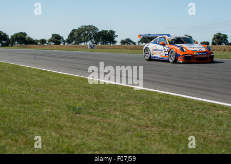 Norwich, Norfolk, Großbritannien. 9. August 2015. Cammish Damm aus Leeds und Redline Racing Porsche 911 GT3 Cup fährt während der Porsche Carrera Cup GB in Snetterton Circuit am 9. August 2015 in NORWICH, NORFOLK, Großbritannien Credit: Gergo Toth/Alamy Live News Stockfoto