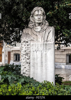 ATHEN, GRIECHENLAND - 26. MÄRZ 2015: Statue der Sängerin, Schriftstellerin und Politikerin Melina Mercouri Stockfoto