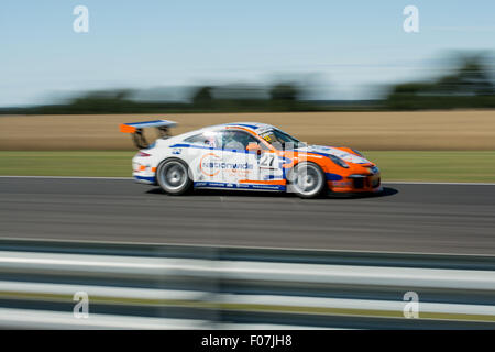 Norwich, Norfolk, Großbritannien. 9. August 2015. Cammish Damm aus Leeds und Redline Racing Porsche 911 GT3 Cup fährt während der Porsche Carrera Cup GB in Snetterton Circuit am 9. August 2015 in NORWICH, NORFOLK, Großbritannien Credit: Gergo Toth/Alamy Live News Stockfoto