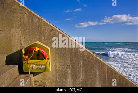 Rettungsring auf Stufen hinunter zum Strand in der Nähe von Annestown, Copper Coast, Co Waterford, Irland Stockfoto