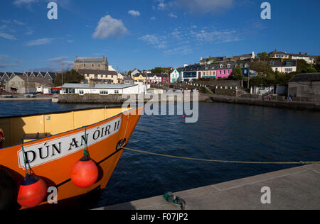 Bug von der Cape klar Ferry, im Hafen und hinter Dun Na Séad Burg, errichtet im Jahre 1215, Baltimore, Grafschaft-Korken, Irland Stockfoto