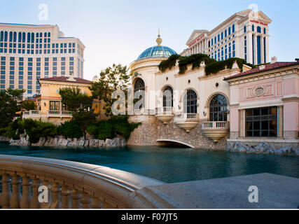 Caesars Palace Hotel & Casino und The Bellagio in der Abenddämmerung Stockfoto