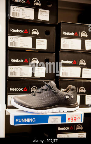 Sportschuh von Reebok Z Pumps in ein Reebok Outlet Store Stockfoto