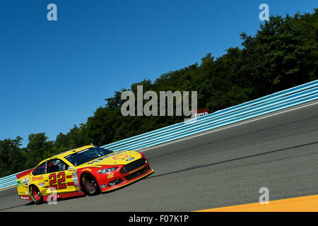 Watkins Glen, New York, USA. 9. August 2015. NASCAR Sprint Cup Series Treiber Joey Logano #22 während der NASCAR Sprint Cup Series Cheez-It 355 in The Glen in Watkins Glen International in Watkins Glen, New York. Rich Barnes/CSM/Alamy Live-Nachrichten Stockfoto