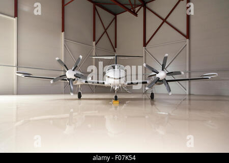 Luxuriöse private Flugzeuge geparkt in einem großen hangar Stockfoto