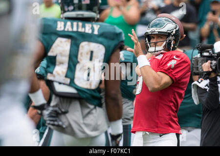 Philadelphia, Pennsylvania, USA. 9. August 2015. Philadelphia Eagles-Quarterback Mark Sanchez (3) wirft den Ball während des Trainingslagers am Lincoln Financial Field in Philadelphia, Pennsylvania. Christopher Szagola/CSM/Alamy Live-Nachrichten Stockfoto