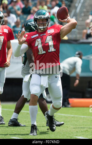 Philadelphia, Pennsylvania, USA. 9. August 2015. Philadelphia Eagles-Quarterback Tim Tebow (11) wirft den Ball während des Trainingslagers am Lincoln Financial Field in Philadelphia, Pennsylvania. Christopher Szagola/CSM/Alamy Live-Nachrichten Stockfoto