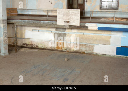 Basketballplatz in Schutt und Asche mit Rückwand und Net. Stockfoto