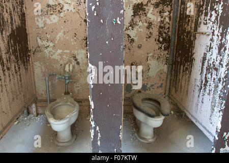 Toiletten in schmutzigen, verfallenden Buden. Stockfoto