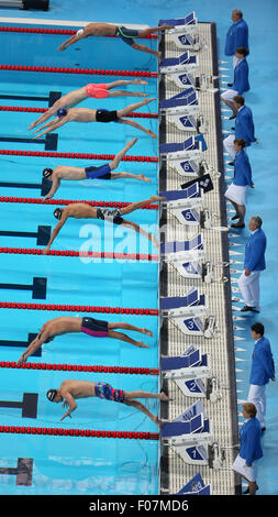 Kazan, Russland. 9. August 2015. Athleten kämpfen, während die Männer 1500m Freistil schwimmen final bei den FINA-Weltmeisterschaften in Kazan, Russland, 9. August 2015. Chinesen schwimmen Sterne Sun Yang gab seine Chance, seinen 1.500 m Freistil Titel bei den Weltmeisterschaften in Kazan zu verteidigen, wie die 23-j hrige zog sich aus den letzten Minuten, bevor es am Sonntag wegen Herz Beschwerden begonnen. © Dai Tianfang/Xinhua/Alamy Live-Nachrichten Stockfoto