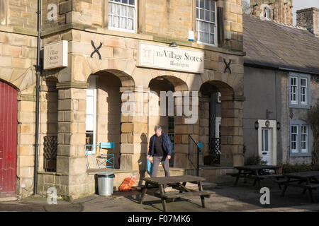 Mann verlassen das Dorf speichert laden im Dorf von Hartington, Derbyshire Peak District, england Stockfoto