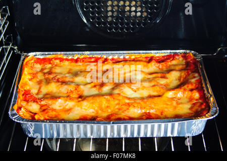 Italienische Lasagne, italienische Küche, italienische Küche in einem Topf isoliert Stockfoto