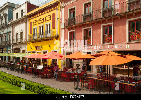 Straßencafés am Plaza De La Paz, Guanajuato, Mexiko Stockfoto