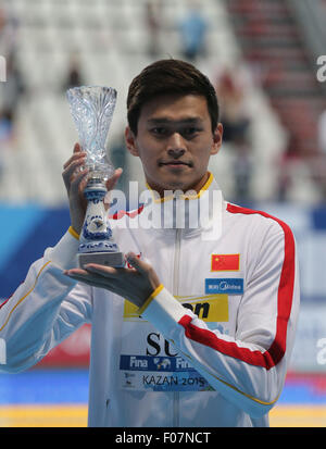 Kazan, Russland. 9. August 2015. Chinas Sun Yang stellt mit seiner Trophäe als der beste männliche Schwimmer von der FINA-Weltmeisterschaft 2015 in Kazan, Russland, 9. August 2015. © Meng Yongmin/Xinhua/Alamy Live-Nachrichten Stockfoto