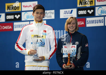 Kazan, Russland. 9. August 2015. Chinas Sonne Yang (L) und Katie Ledecky der Vereinigten Staaten stellen mit ihren Trophäen als beste männliche und weibliche Schwimmer der Meisterschaften während der Preisverleihung am 2015 FINA Weltmeisterschaften in Kasan, 9. August 2015. © Dai Tianfang/Xinhua/Alamy Live-Nachrichten Stockfoto