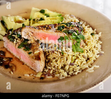 Ahi Thunfisch-Steak mit Reis und Avocado Stockfoto