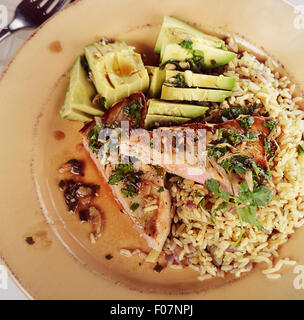 Ahi Thunfisch-Steak mit Reis und Avocado Stockfoto