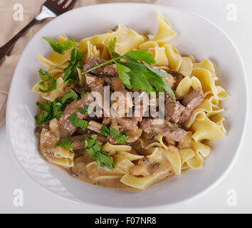 Boeuf Stroganoff mit Eiernudeln Stockfoto