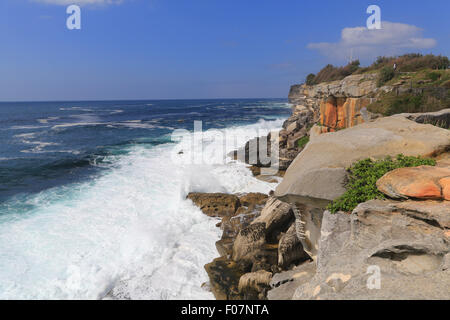 Wellen brechen entlang der malerischen Küste in der Nähe von Hornby Leuchtturm, Watsons Bay, New South Wales, Australien. Stockfoto