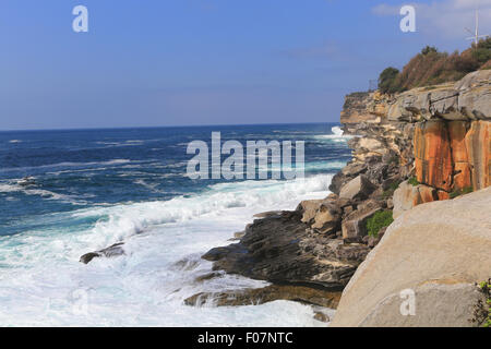 Wellen brechen entlang der malerischen Küste in der Nähe von Hornby Leuchtturm, Watsons Bay, New South Wales, Australien. Stockfoto