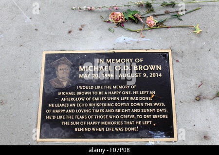 Ferguson, Missouri, USA. 9. August 2015. Die Michael Brown Jr.-Gedenktafel befindet sich am Canfield Dr. ist mit Blumen geschmückt, als Demonstranten am einjährigen Jahrestag seines Todes ihre Aufwartung. Bildnachweis: Raffe Lazarian/ZUMA Draht/Alamy Live-Nachrichten Stockfoto