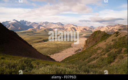 Geschwollenen Wolken und blauer Himmel die Alaska Range im Denali National Park Stockfoto