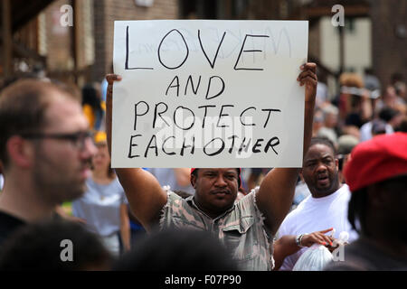 Ferguson, Missouri, USA. 9. August 2015. Hunderte von Demonstranten versammeln sich auf dem Gelände der Gedenkstätte Michael Brown Jr. in Ferguson. Demonstranten auf die Straße gegangen, um den ersten Jahrestag des Todes von Michael Brown Jr. in Ferguson zu gedenken. Bildnachweis: Raffe Lazarian/ZUMA Draht/Alamy Live-Nachrichten Stockfoto