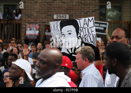 Ferguson, Missouri, USA. 9. August 2015. Hunderte von Demonstranten versammeln sich auf dem Gelände der Gedenkstätte Michael Brown Jr. in Ferguson. Demonstranten auf die Straße gegangen, um den ersten Jahrestag des Todes von Michael Brown Jr. in Ferguson zu gedenken. Bildnachweis: Raffe Lazarian/ZUMA Draht/Alamy Live-Nachrichten Stockfoto